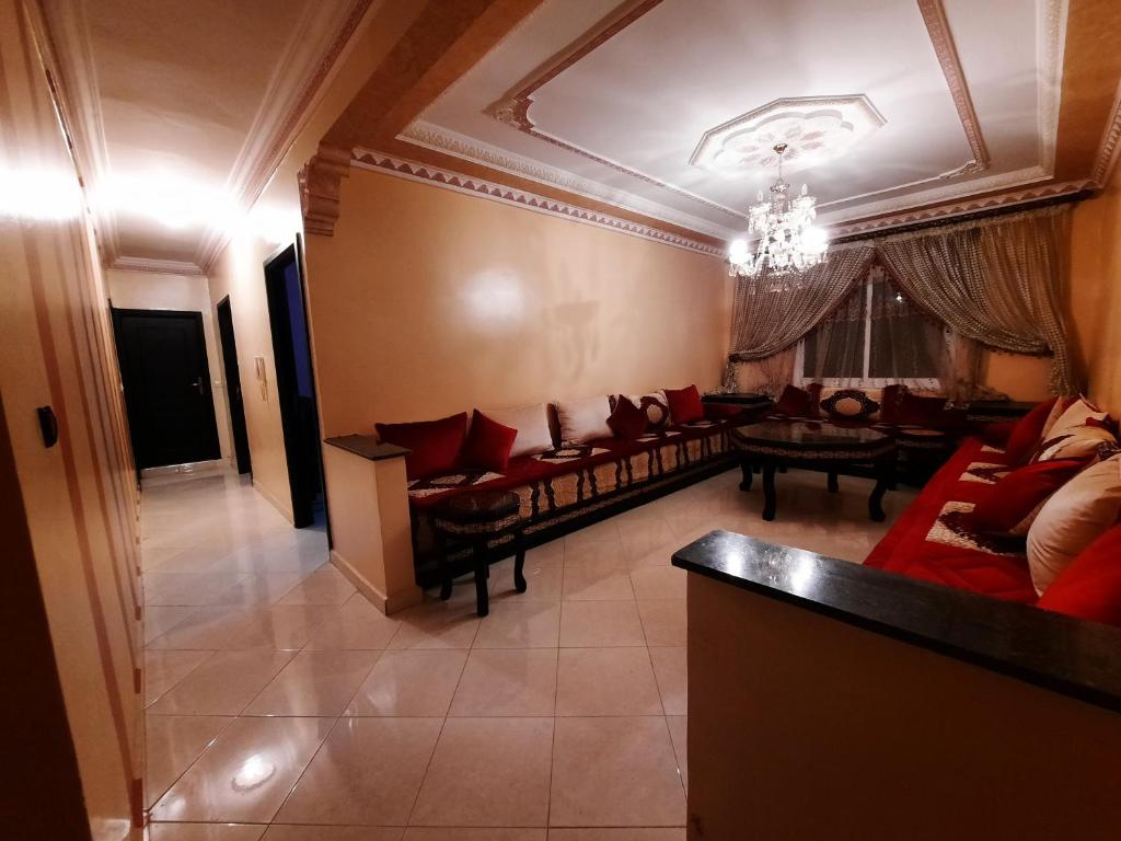 丹吉尔Appartement Tanger的带沙发和桌子的大客厅