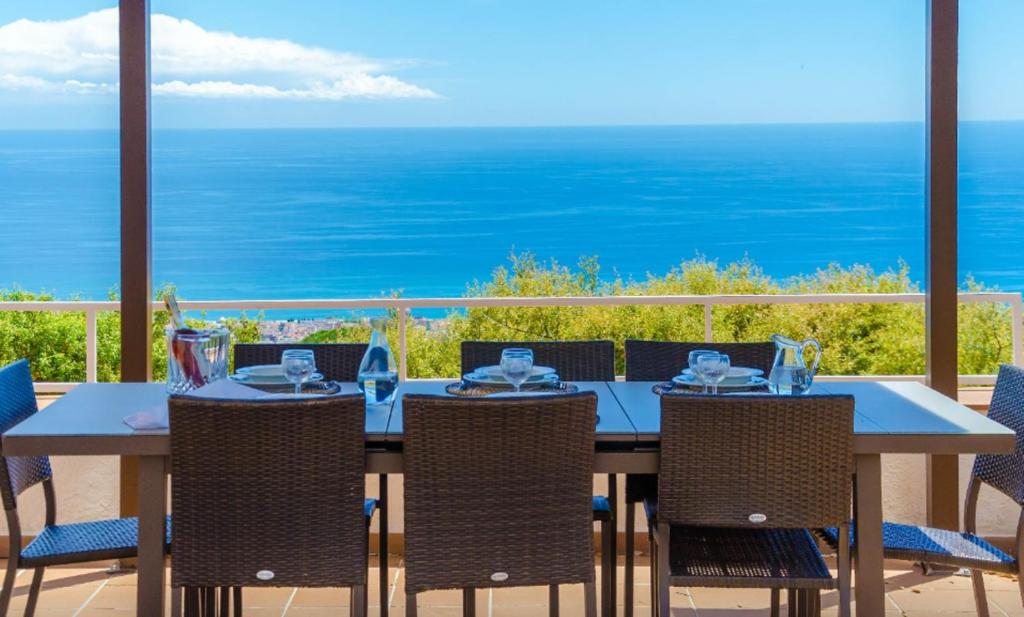 皮内达德马尔HomeHolidaysRentals Malvina的一间带桌椅的海景用餐室