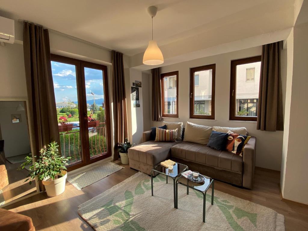 斯特鲁加Sunset Apartment的带沙发和大窗户的客厅
