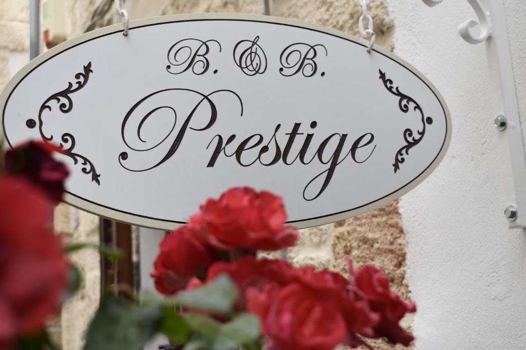 滨海波利尼亚诺B&B Prestige的红花旁的标志