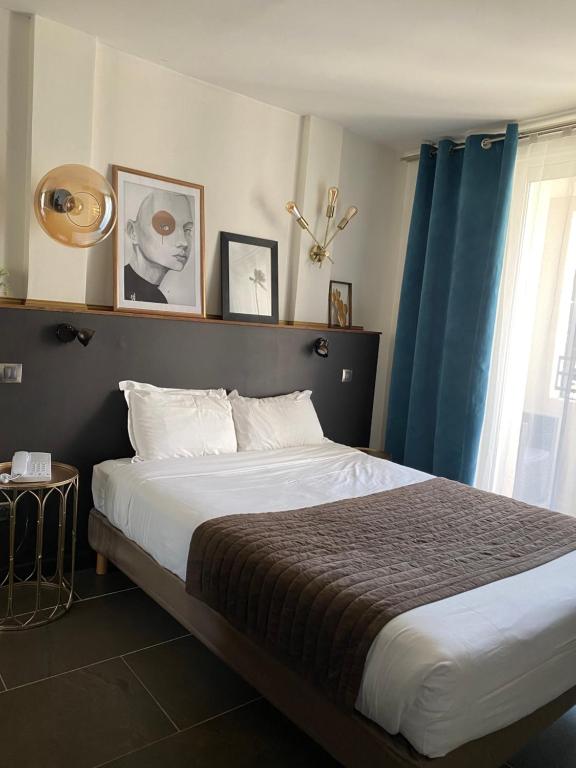比居格利亚库尔斯酒店的一间卧室配有一张带蓝色窗帘的大床