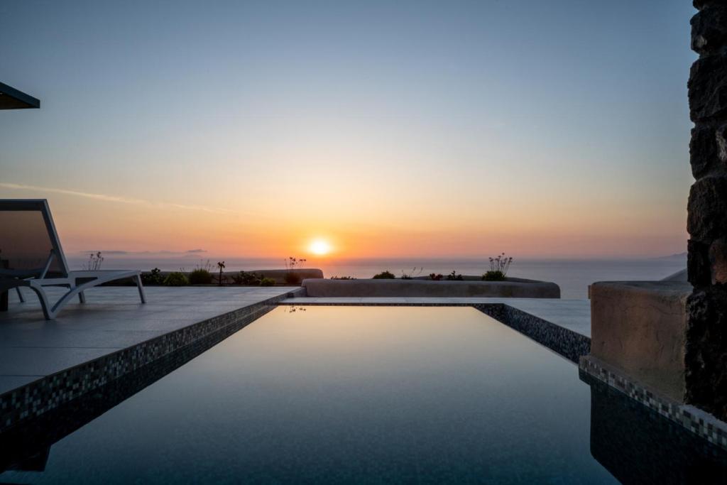 易莫洛林Mardanza Exclusive的享有日落背景的游泳池