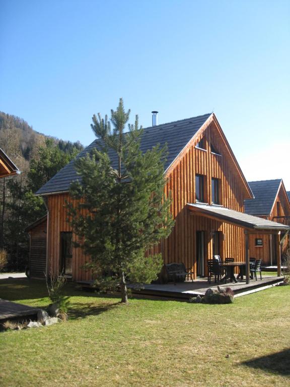 穆劳附近圣洛伦岑Alpenferienhaus Sophia的一座大型木屋,前面有一棵树