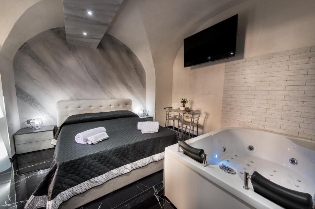 卡塔尼亚Suite Vico li cuti的一间卧室配有一张床和浴缸