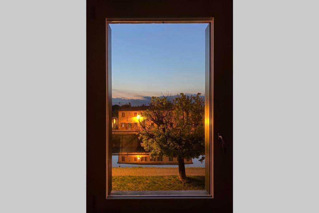 米拉Barchessa Ca’ Leon sul naviglio del Brenta的享有树景的窗户