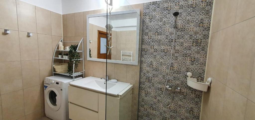 康斯坦察Old Town Residence的一间带洗衣机和镜子的浴室