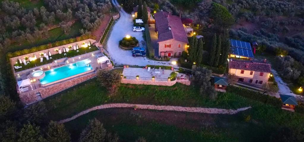 兰波雷基奥Borgo dei Gigli的享有带游泳池的房屋的空中景致