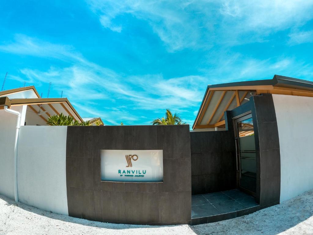 图杜RV Thoddoo Maldives - Guest House的建筑物一侧的标志