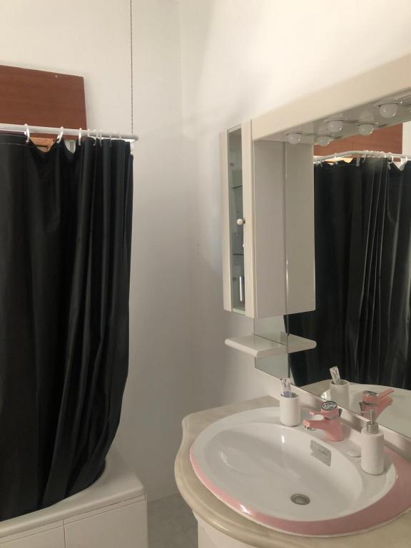奥良Vivenda Ladeira的浴室设有水槽和黑色淋浴帘