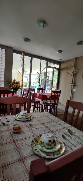 图恩诺阿格里图尔雷塔旅馆的用餐室配有带盘子和餐具的桌子