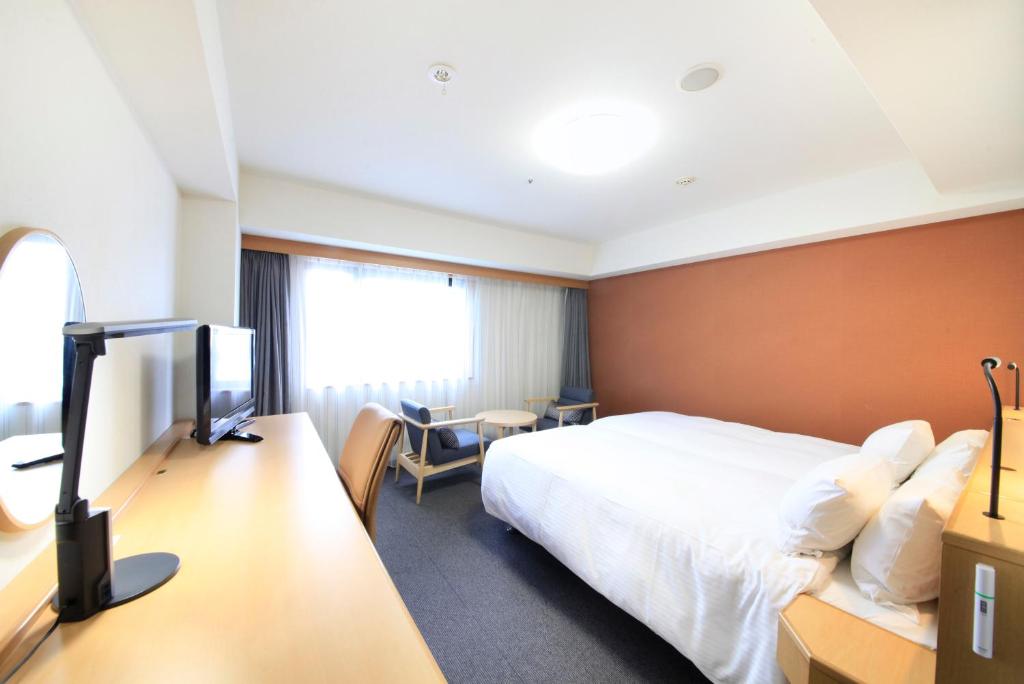 福冈博多站前里士满酒店的酒店客房,配有床和电视