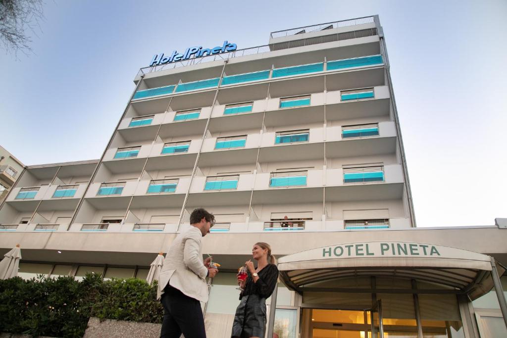 索托马里纳皮内塔酒店的一位男人和女人在旅馆前走