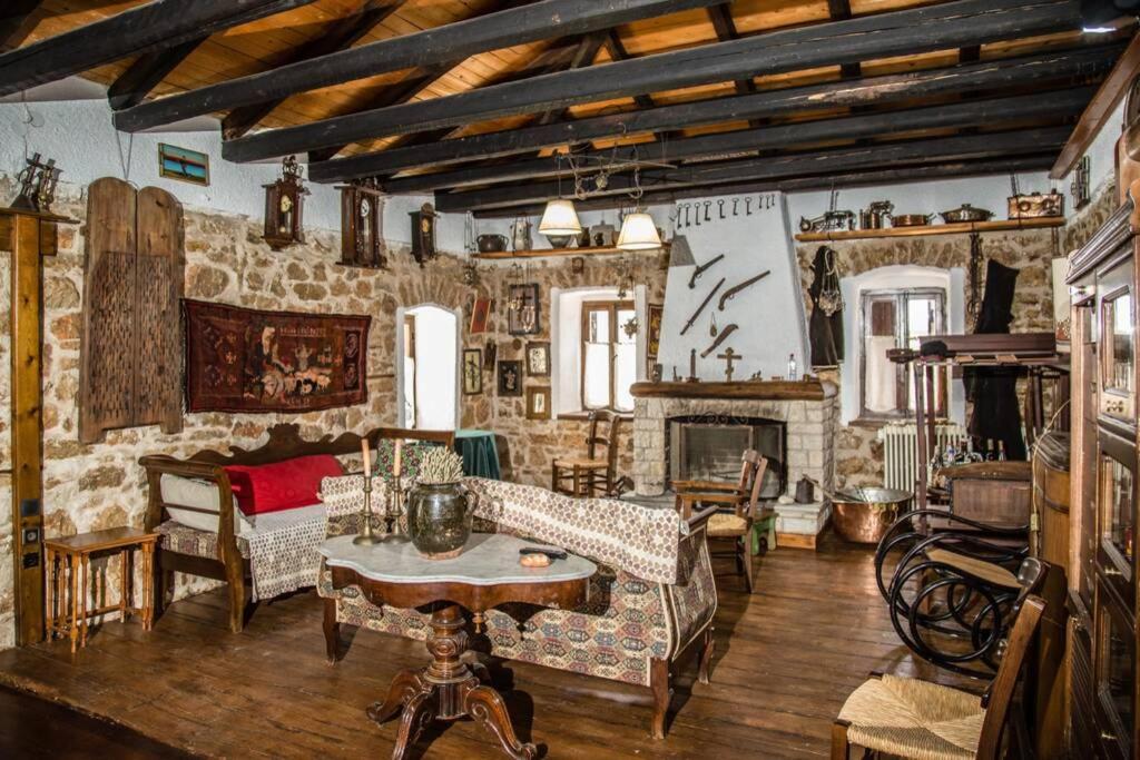 米利PONTINOS OLD HOUSE的客厅配有沙发和桌子