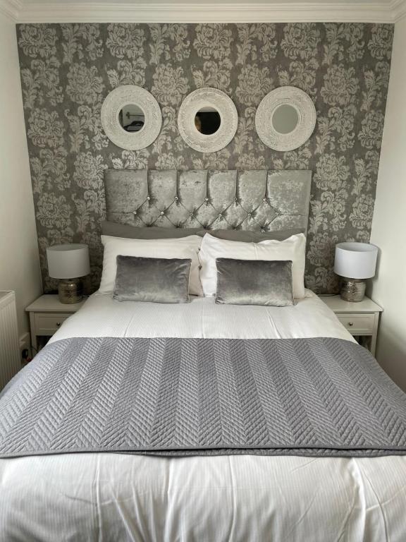 布莱克浦桑福德长廊酒店的一间卧室配有一张大床和两盏灯