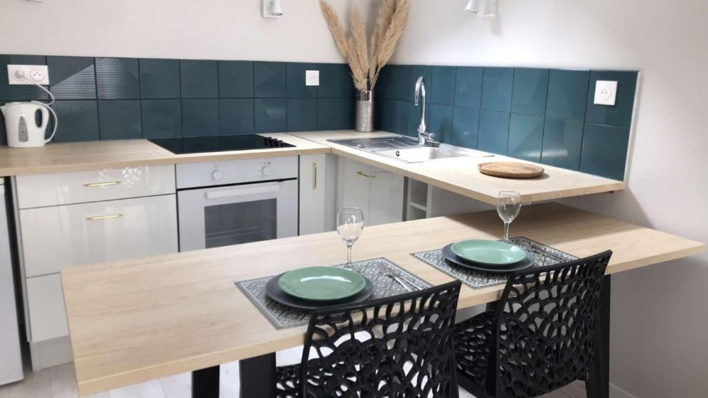 蒙特利马尔Studio ,Centre Historique , Entrée Autonome的厨房配有木桌和两个绿板