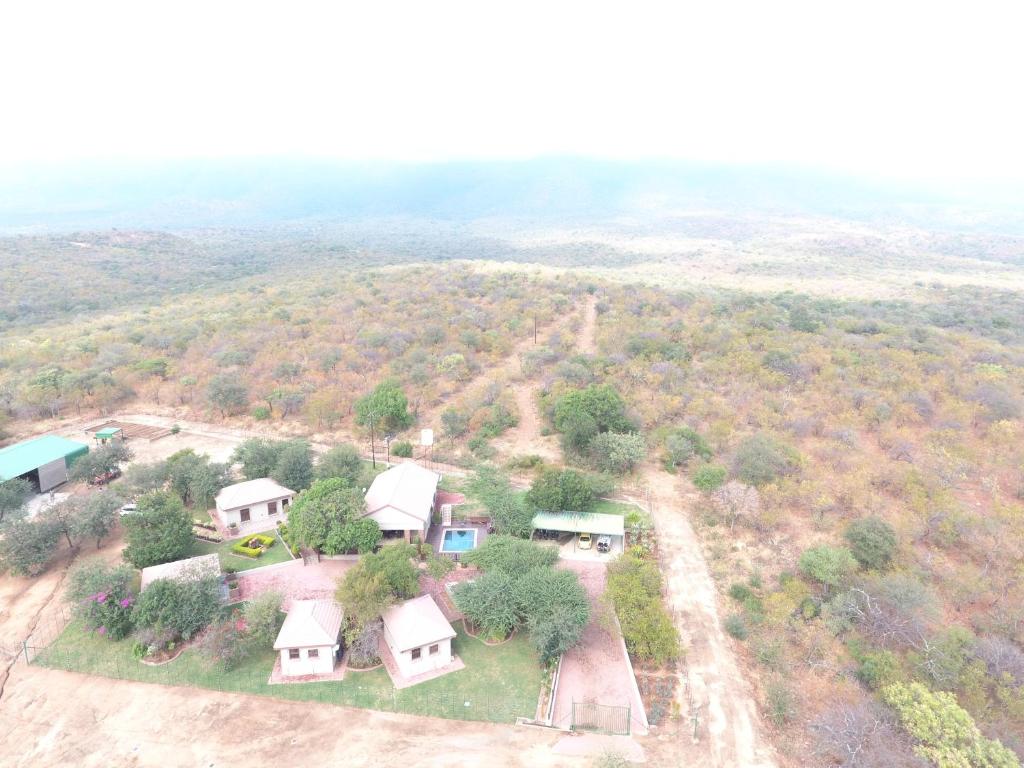 侯斯普瑞特African Dream Tour的田野房屋的空中景观