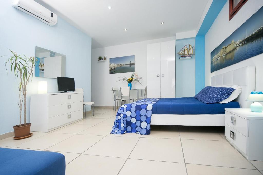 加利波利B&B del Lungomare的蓝色和白色的卧室设有1张床和1台电视