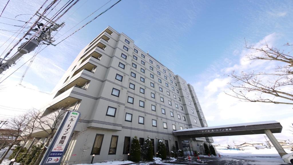 鹤冈市鹤冈国际路特旅馆的前面有标志的高大的白色建筑