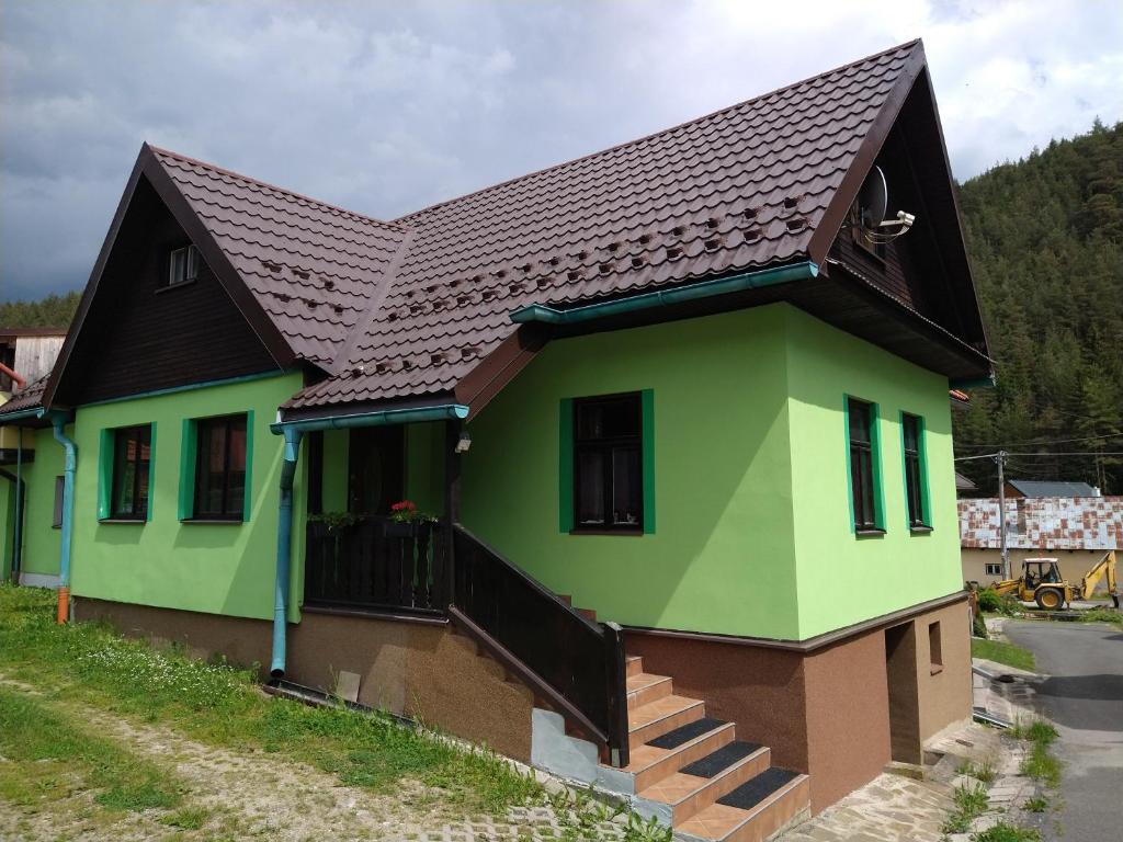 VernárZelená chalupa Vernár的棕色绿色房屋,屋顶棕色