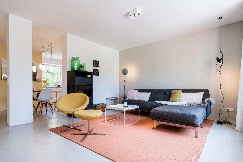 韦斯特兰Nordlys - Local & Style的客厅配有沙发和桌子
