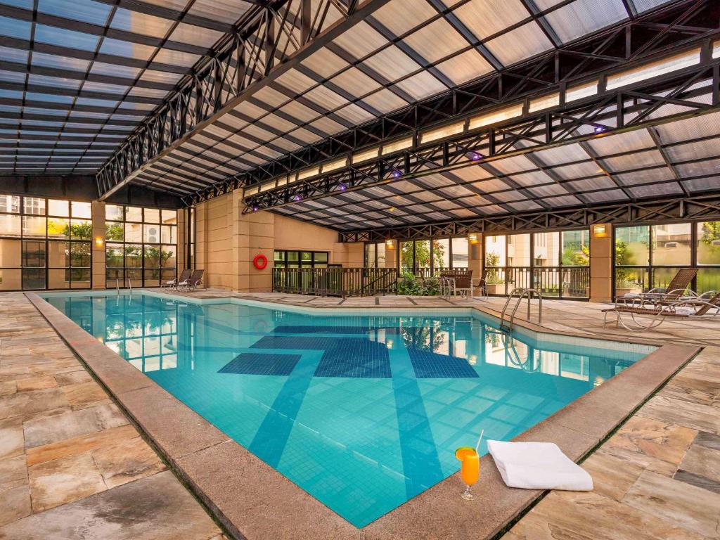 圣保罗圣保罗皮涅罗斯美居酒店的大型建筑中的大型游泳池
