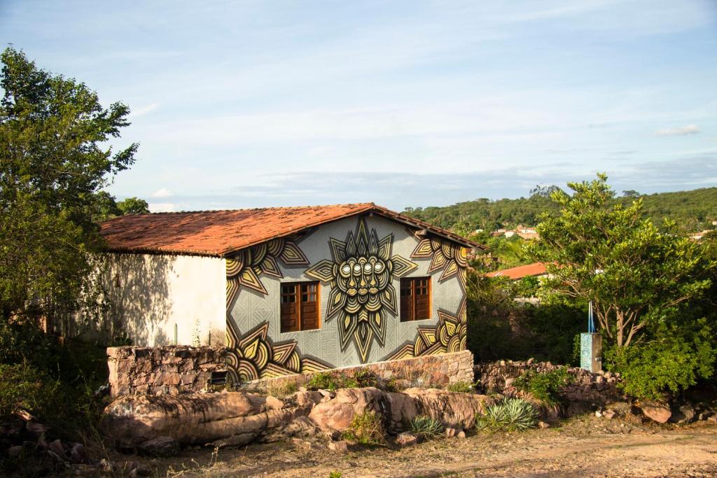 安达拉伊Hostel Portal do Pati的一面有画的房子