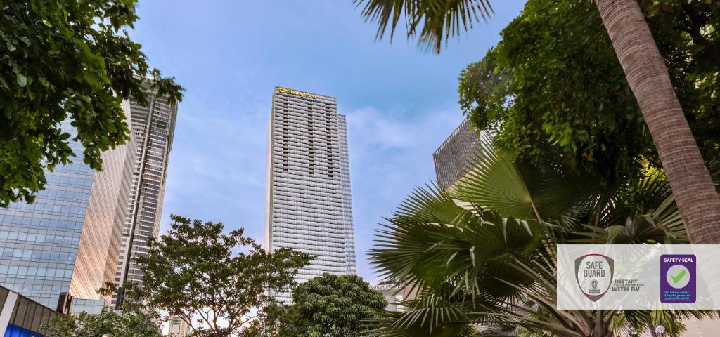 马尼拉Shangri-La The Fort, Manila的两座棕榈树城市的高楼