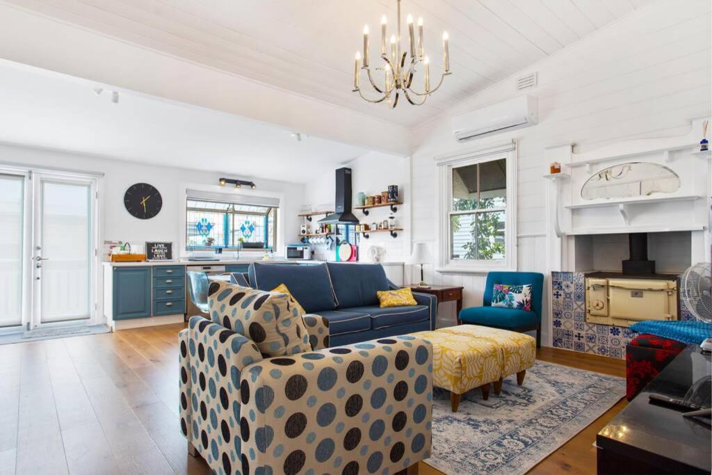 本迪戈Blue House Bendigo的客厅配有沙发和桌子