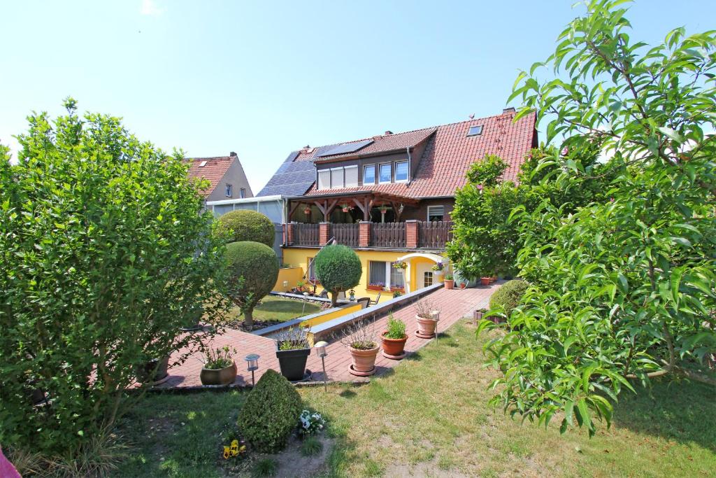 马尔肖Ferienwohnung Malchow SEE 7051的一座大房子,有盆栽的院子