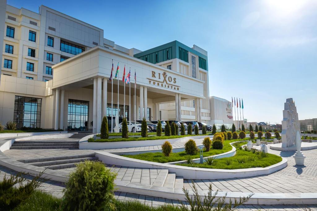 TürkistanRixos Turkistan的前面有旗帜的大建筑