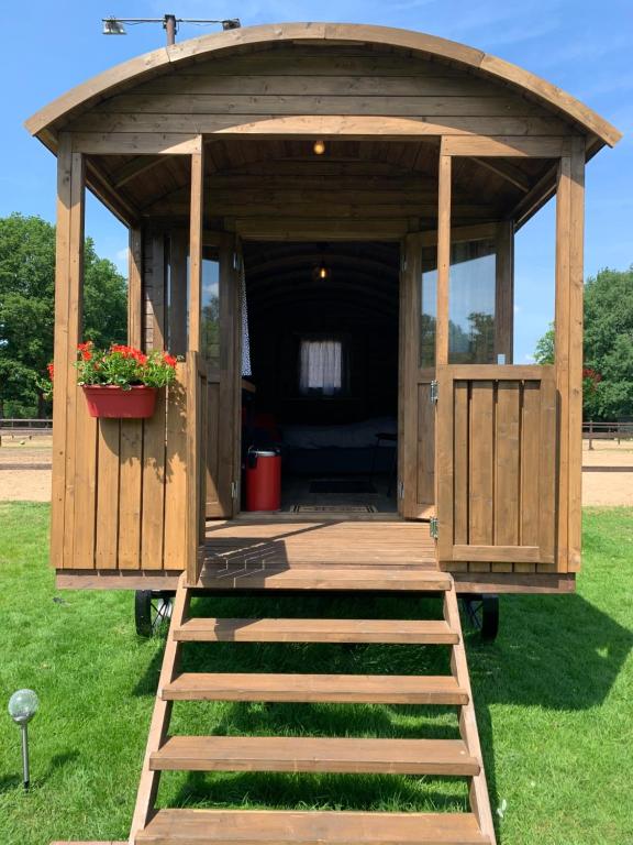 迪弗尔Pipowagen Het Kasteel的一个带门廊的木制凉亭