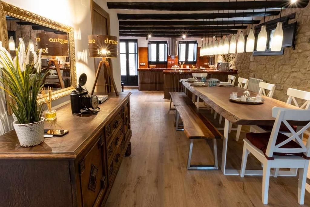 MaldáCa la Cinta de Maldà的一间带桌椅和镜子的用餐室