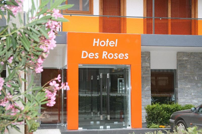 雅典德斯洛斯酒店的玫瑰酒店标志在建筑前