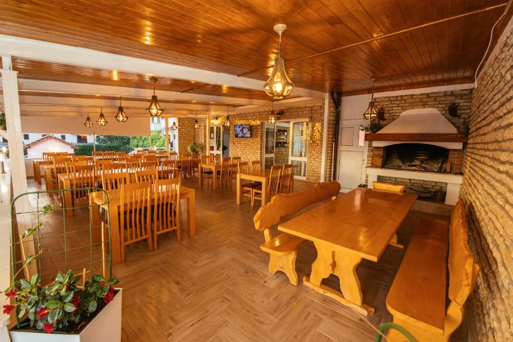 圣菲利普雅科夫Pansion Čirjak的一间带桌椅的用餐室