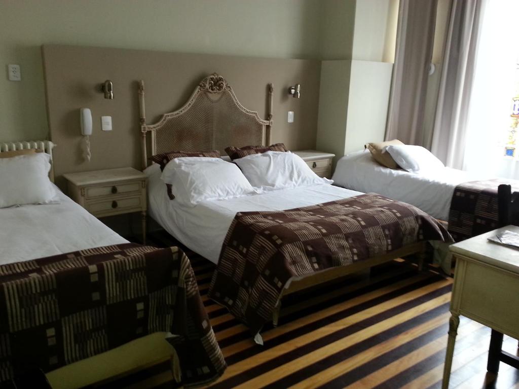蒙得维的亚新阿拉佩酒店的酒店客房设有两张床和窗户。