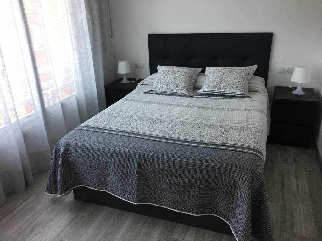 加瓦Apartment La Gavina Beach Barcelona Airport的一间卧室配有一张大床和两个枕头