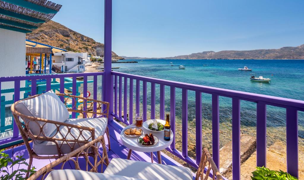 KlimaThe Colourful Land Milos的海景阳台上的桌椅