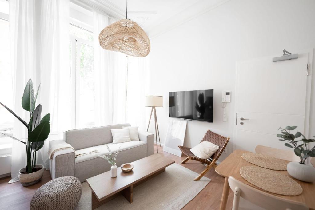 卢森堡Stockholm Style Designer in Limpertsberg ID8的客厅配有沙发和桌子