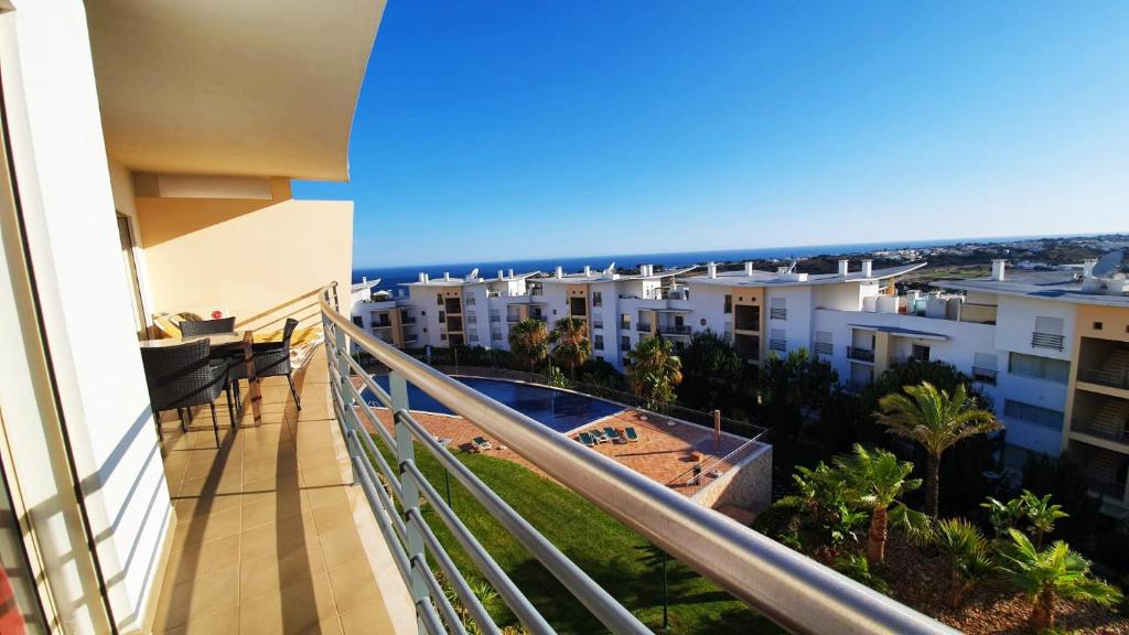 阿尔布费拉Sunny Apartment with sea view in Albufeira的海景阳台。