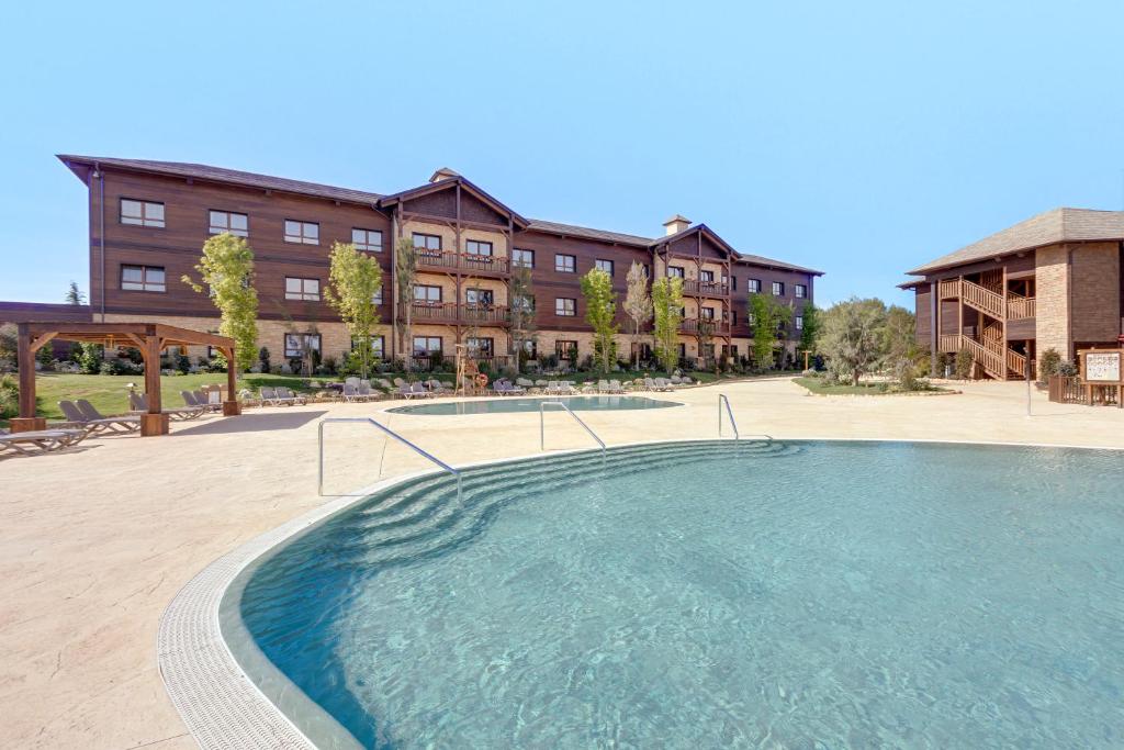 萨洛PortAventura Hotel Colorado Creek - Includes PortAventura Park Tickets的大楼前的大型游泳池