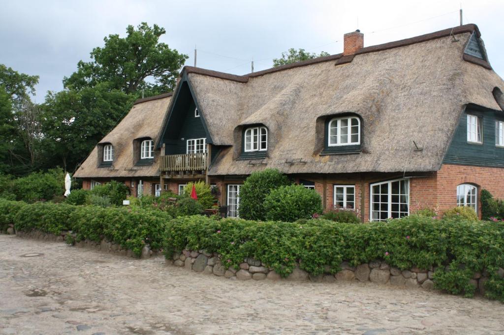 BehrensdorfReethus Stöfs的茅草屋顶的古老房屋