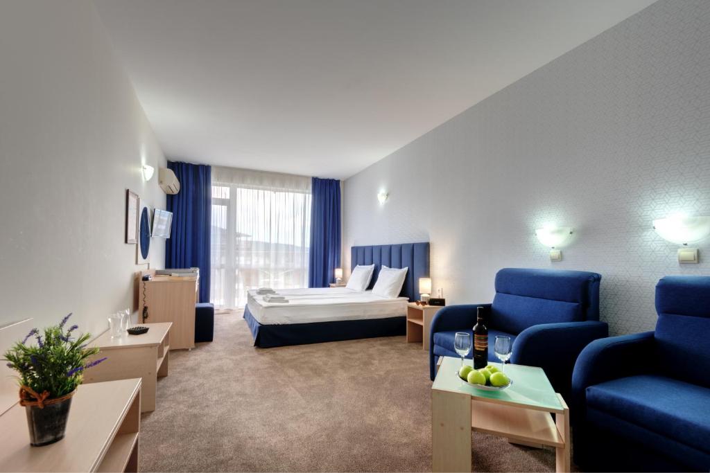 普里莫尔斯科хотел Свети Николай Приморско的酒店客房,配有床和沙发