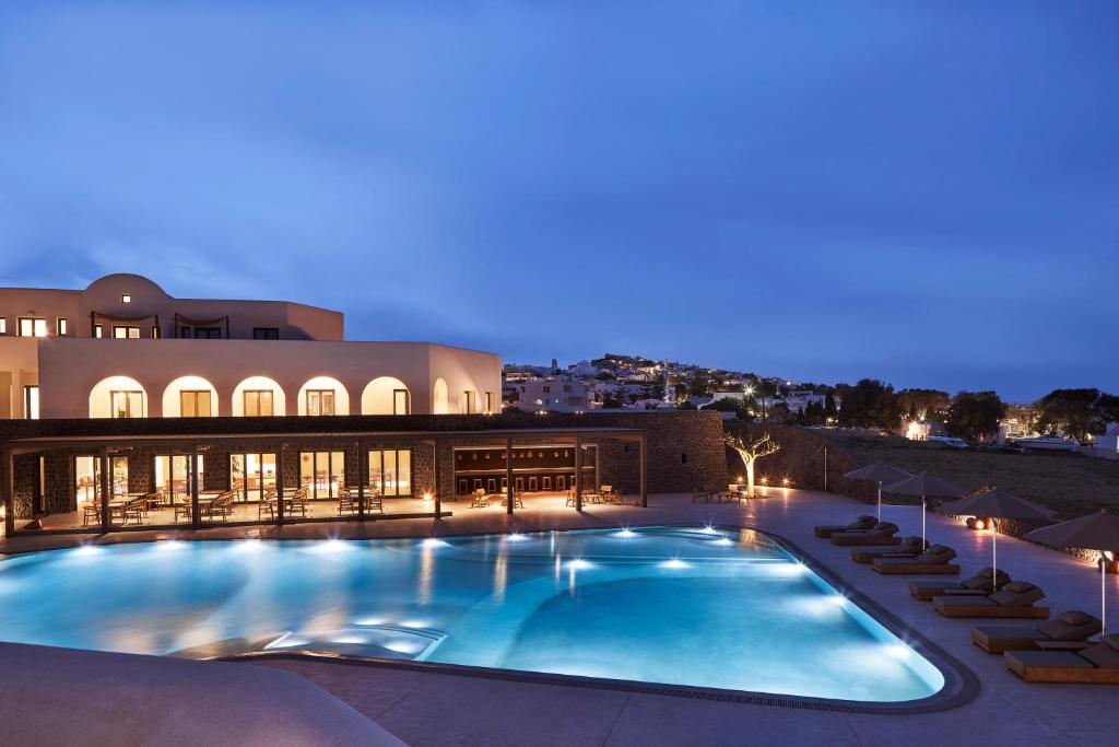 费拉Orama Hotel & Spa的夜间酒店的大型游泳池