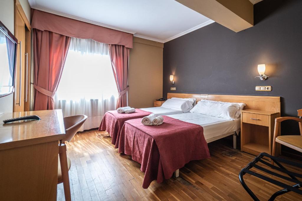 费罗尔席尔瓦酒店的酒店客房设有两张床和窗户。
