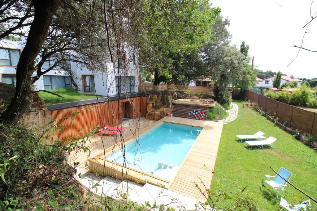 擞莫Apartamento 2 dormitorios con piscina y jardín的一个带围栏的院子内的游泳池