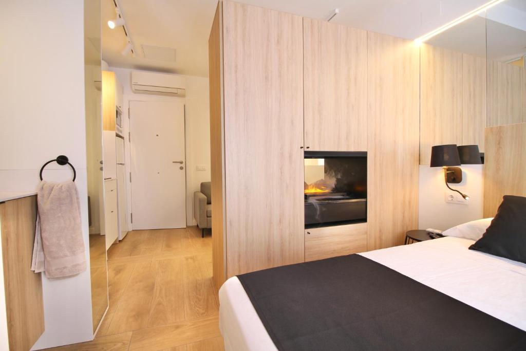 塔拉戈纳ESTUDIO PORT EXPERIENCE的一间卧室设有一张床和一个壁炉。