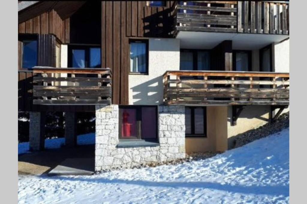 艾姆拉普拉涅Appartement confortable face à la montagne的一座有雪地甲板的建筑