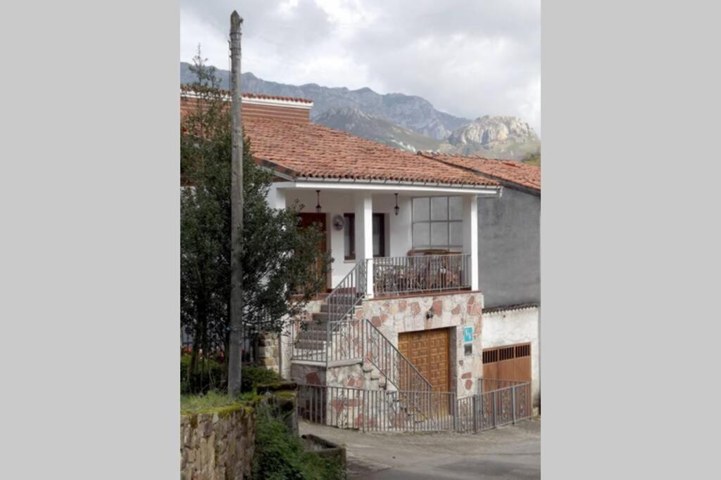 InguanzoCasa CORCEDU的前面有楼梯的房子