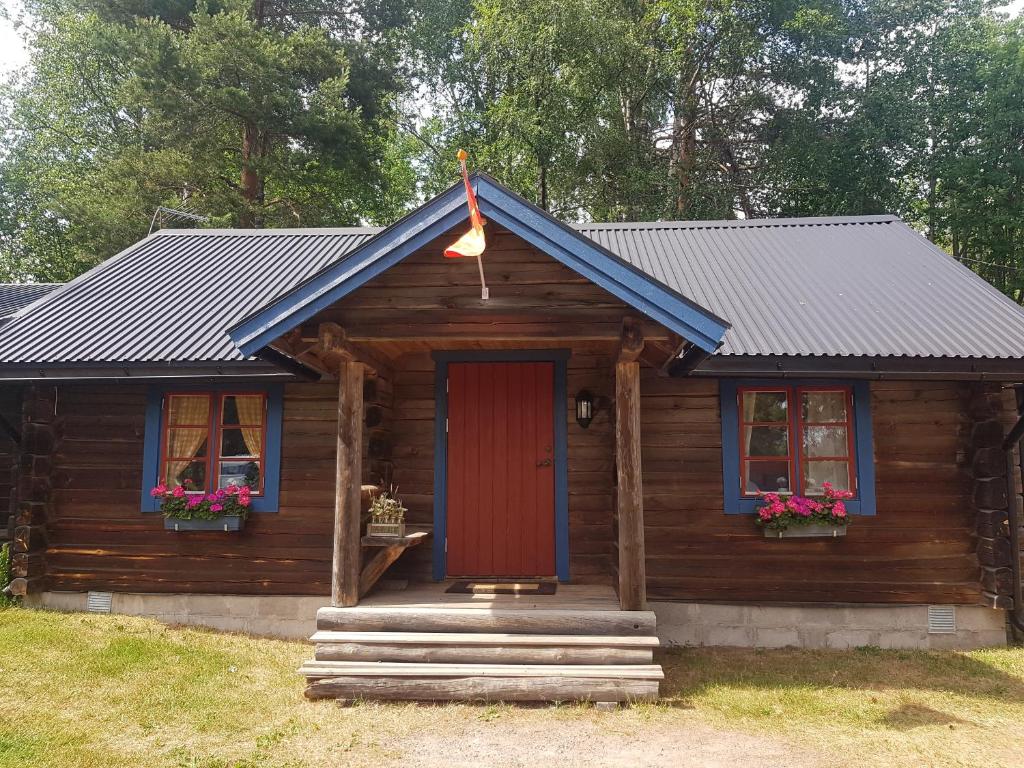 NåsNås Camping Dalarna, stuga nr 6的小木屋设有红色的门和窗户