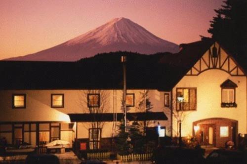 富士河口湖作弥宾馆的山地,在房子的背景中,有一座建筑